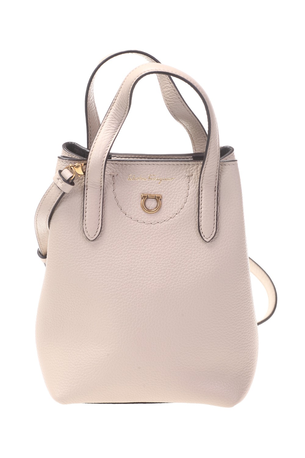 shop SALVATORE FERRAGAMO  Borsina: Salvatore Ferragamo "Borsa Minibag Gancini" in pelle di vitello bottalato.
Pellame soffice e ricco al tatto.
Sfoderata.
Comparti interno unico.
Tracolla regolabile e removibile per indossarla a spalla o cross body.
Dimensioni: Altezza 19 cm, Lunghezza 14 cm, Profondità 7 cm.
Composizione: 100% pelle di vitello.
Fabbricato in Italia.. 212964 TRAVEL-003758948 number 3929505